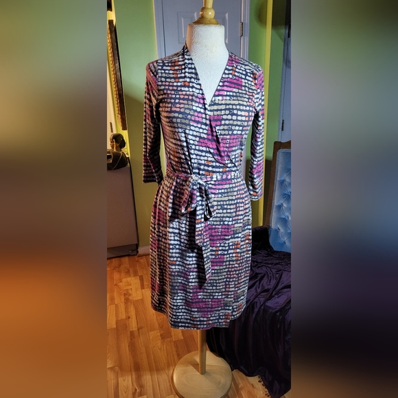 GAP Dresses & Skirts - Gap Understated Sexy Graphic Print Wrap Dress